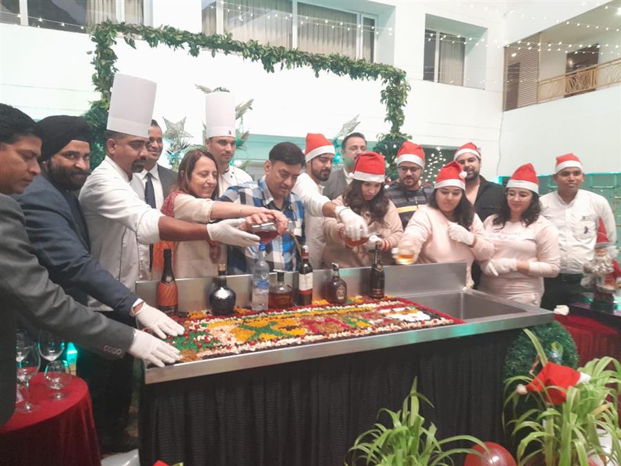 वेलवेट क्लार्क्स एक्सोटिका ज़ीरकपुर में केक मिक्सिंग सेरेमनी का आयोजन