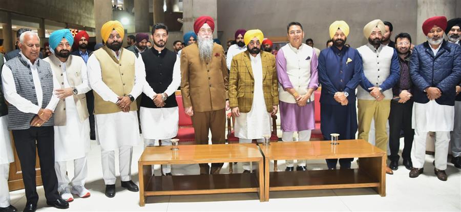 पंजाब विधान सभा स्पीकर संधवां ने नवनिर्वाचित विधायकों को मुख्यमंत्री की उपस्थिति में शपथ दिलाई