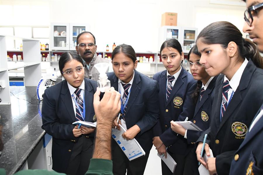 बिरला स्कूल पिलानी के छात्रों ने बिट्स पिलानी की प्रयोगशालाओं में शोध की बारीकियों को जाना