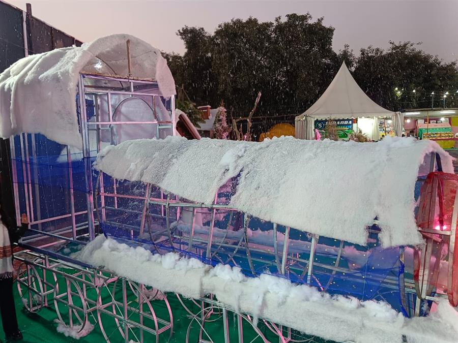 चंडीगढ़ में मिल रहा बर्फबारी का मजा, नही जरूरत शिमला मनाली जाने की