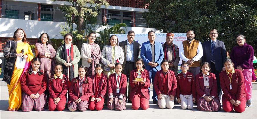जम्मू-कश्मीर में बच्चों के लिए स्कूल पीस क्लब्स ने भेजे नए ऊनी कपड़े आर्मी ट्रक को मेयर ने दिखाई हरी झंडी
