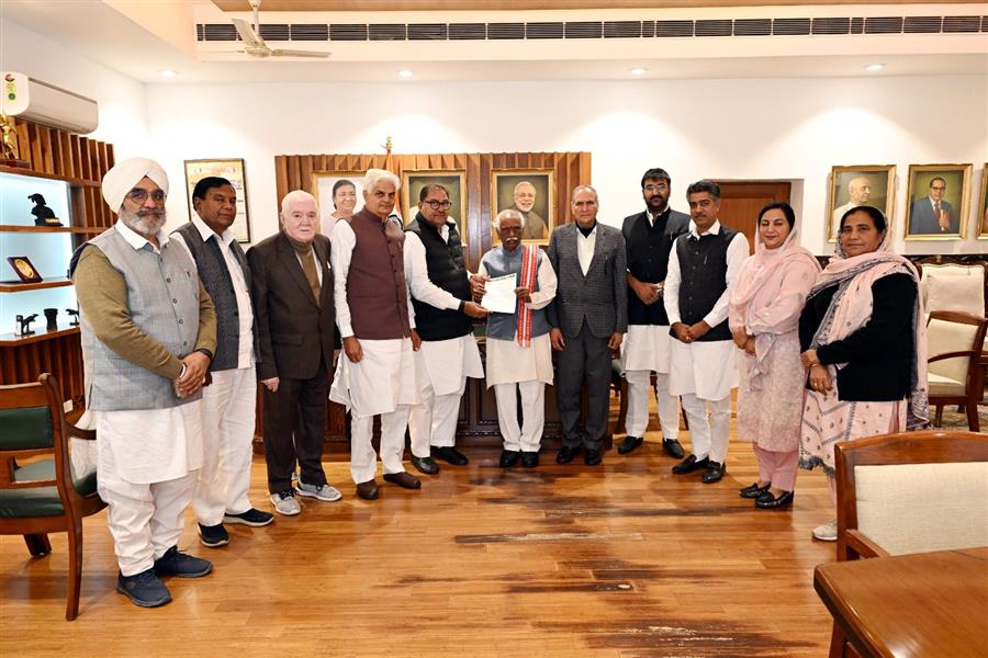 अभय सिंह चौटाला की अगुवाई में  प्रतिनिधिमंडल ने एमएसपी कानून और हरियाणा-पंजाब की सीमाओं को खुलवाने के लिए  राज्यपाल को सौंपा ज्ञापन