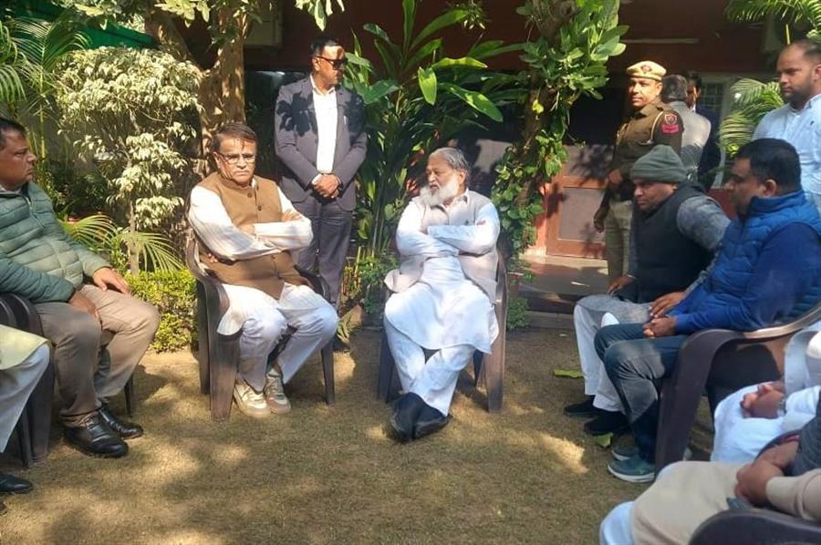 हरियाणा के ऊर्जा मंत्री श्री अनिल विज आज श्री ओपी धनखड़ के आवास पर पहुंचे, घायल हुए आशुतोष धनखड़ का हालचाल जाना