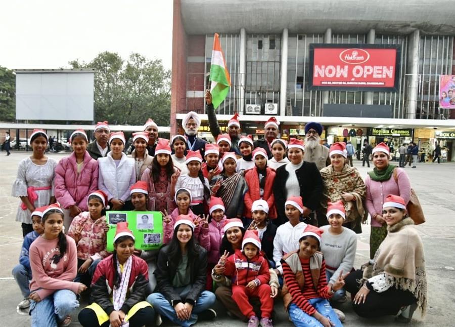 क्रिसमस की पूर्व संध्या पर सेक्टर 17 प्लाजा में लड़कियों के अधिकारों पर नुक्कड़ नाटक का हुआ मंचन