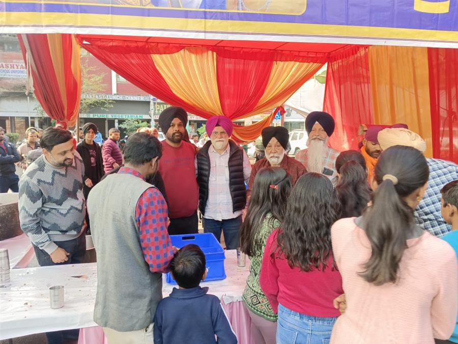 चार साहिबजादों की शहादत को याद करते हुए सेक्टर 27 सी मार्किट में लगाया लँगर