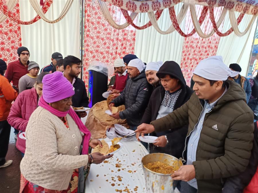 बाल वीर दिवस: राजीव मार्किट सेक्टर 37 ने चार साहिबजादों की याद में लगाया लँगर