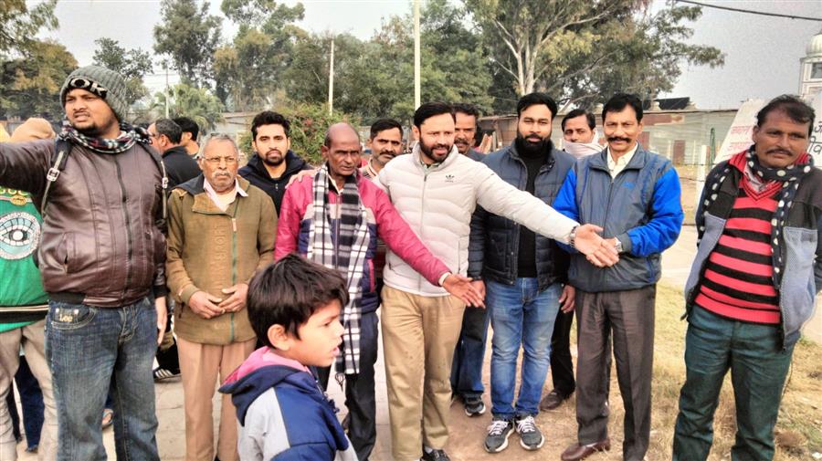 आदर्श कॉलोनी सेक्टर 54 में शौचालय की मरम्मत का काम शुरू