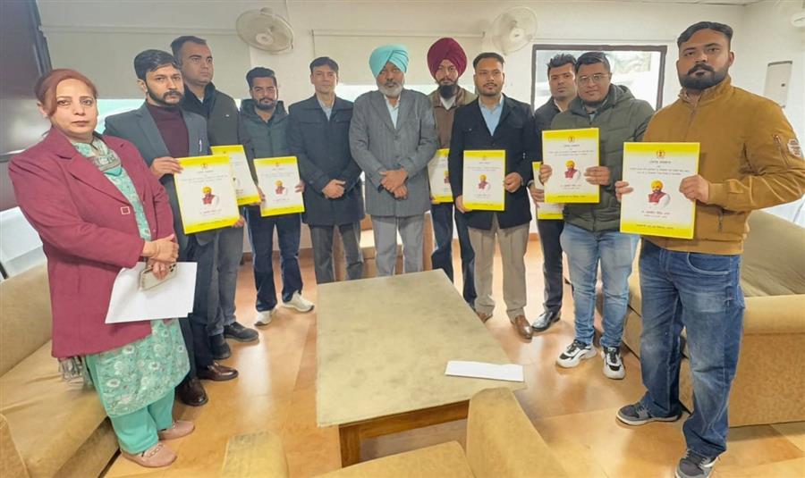 वित्त मंत्री हरपाल सिंह चीमा ने आबकारी और कराधान विभाग के 8 नए भर्ती अधिकारियों को नियुक्ति पत्र सौंपे