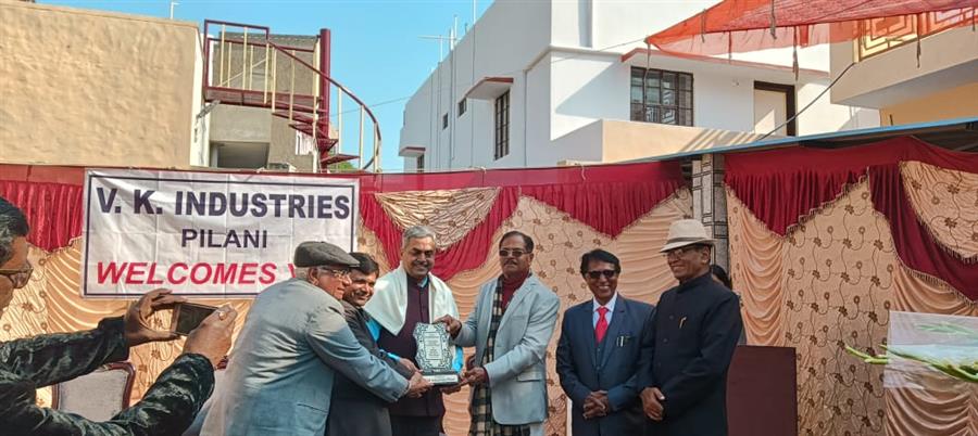 वीके इंडस्ट्रीज पिलानी द्वारा बिट्स पिलानी निदेशक प्रो बराई का किया गया अभिनंदन
