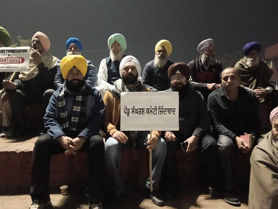 बिजली विभाग के निजीकरण के विरोध में ड्डू माजरा पिंड में कालोनीवासियों ने किया रोष प्रदर्शन