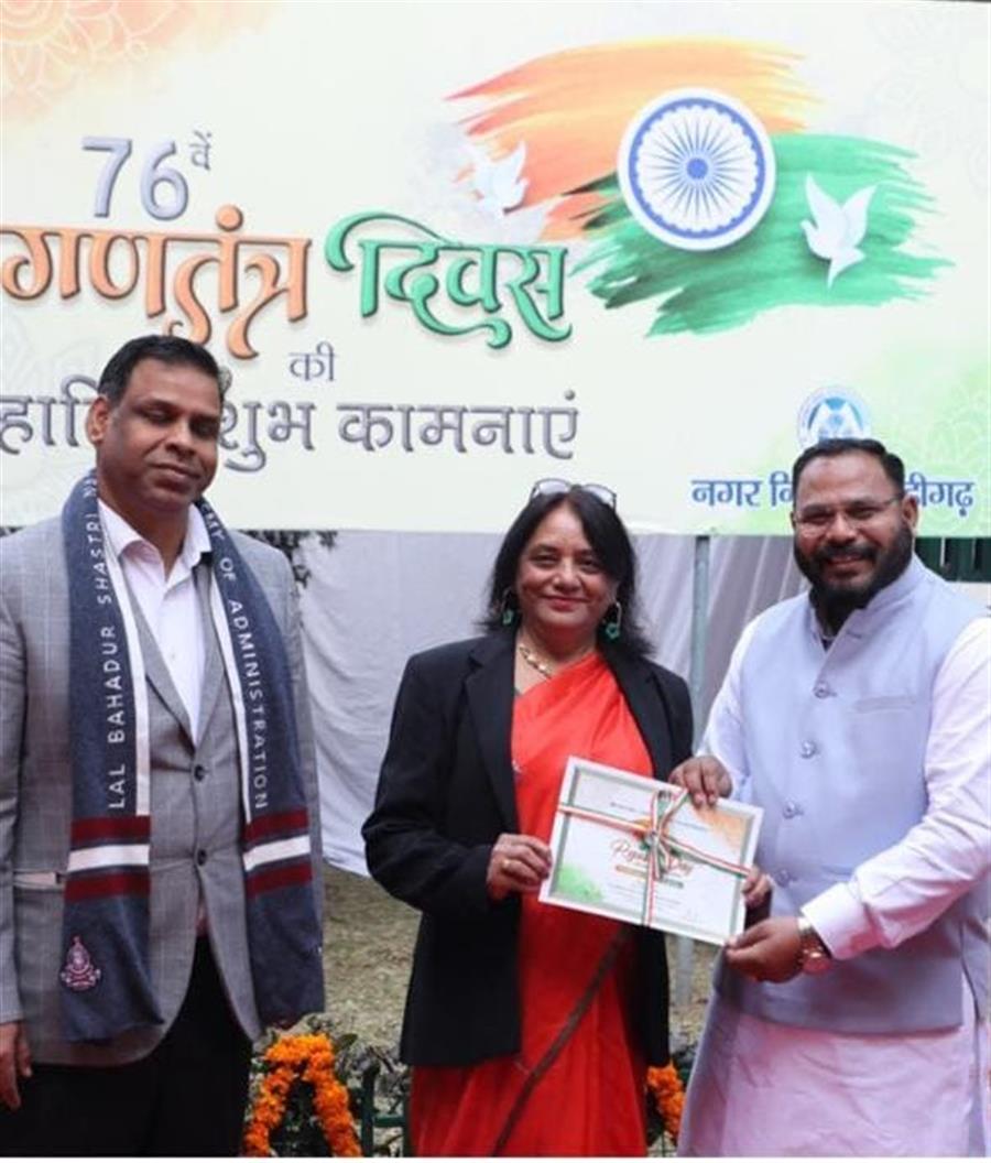 समाजसेवा में उत्कृष्ट कार्यो के लिए समाज सेविका वीना चौहान को नगर निगम ने किया सम्मानित