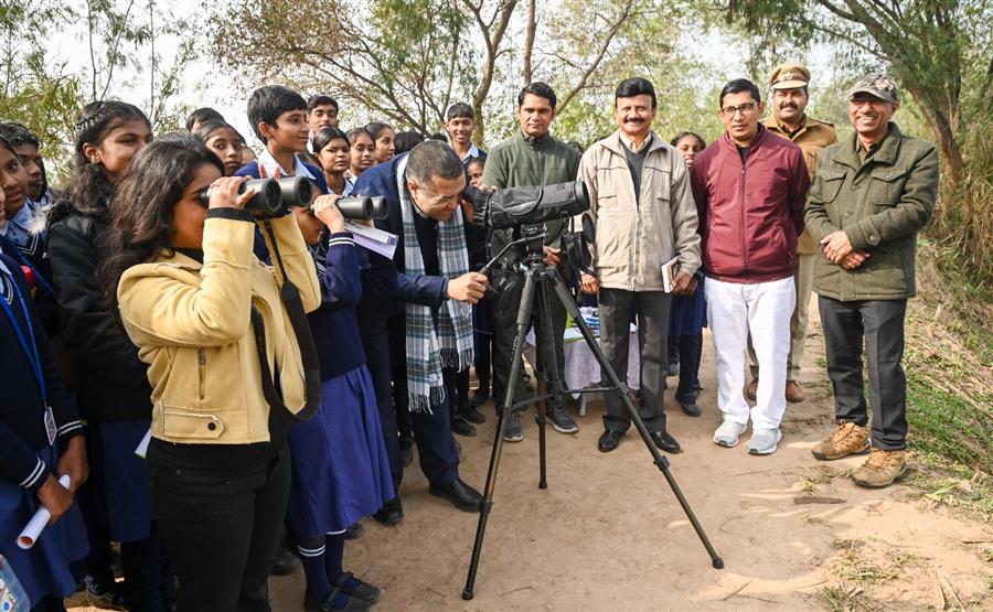 विश्व वेटलैंड दिवस पर स्कूल और कॉलेज के स्टूडेंट्स ने सुखना लेक पर दूरबीन से देखे माइग्रेटरी बर्ड्स
