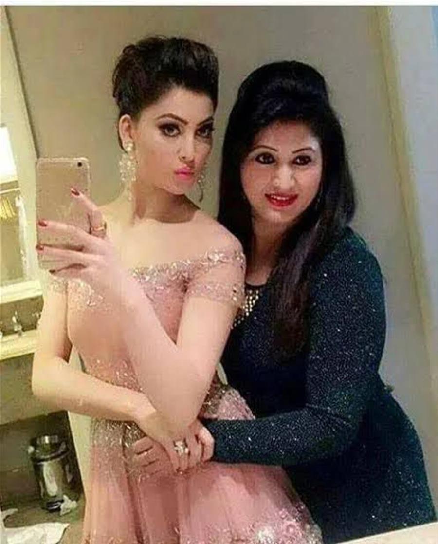 मां के लिए ताकत का स्तंभ बनी उर्वशी रौतेला 