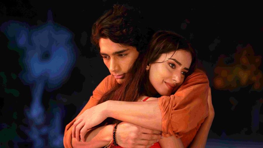 प्रेमी जोड़ों के लिए वेलेंटाइन वीक का तोहफा है अंदाज़ 2 का सिंगनेचर सांग 'तेरे बिन' 