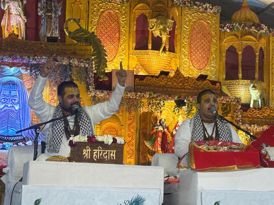 भक्त और भगवान के बीच में है सद्‌गुरु -चित्र विचित्र महाराज