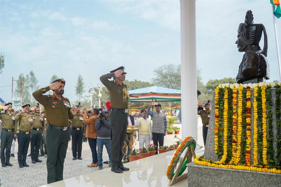 पश्चिमी सेना कमांडर लेफ्टिनेंट जनरल मनोज कुमार कटियार ने परमवीर चक्र विजेता नायक जादुनाथ सिंह के स्मारक का उद्घाटन किया