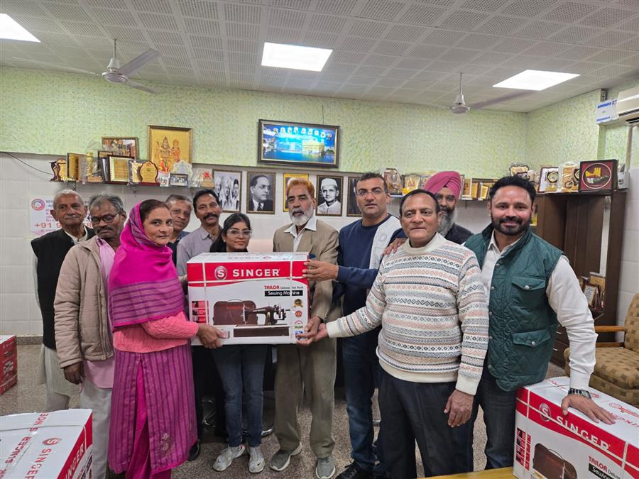 नेचर नाइन फाउंडेशन ने सिलाई मशीनें वितरित कर महिलाओं को बनाया सशक्त