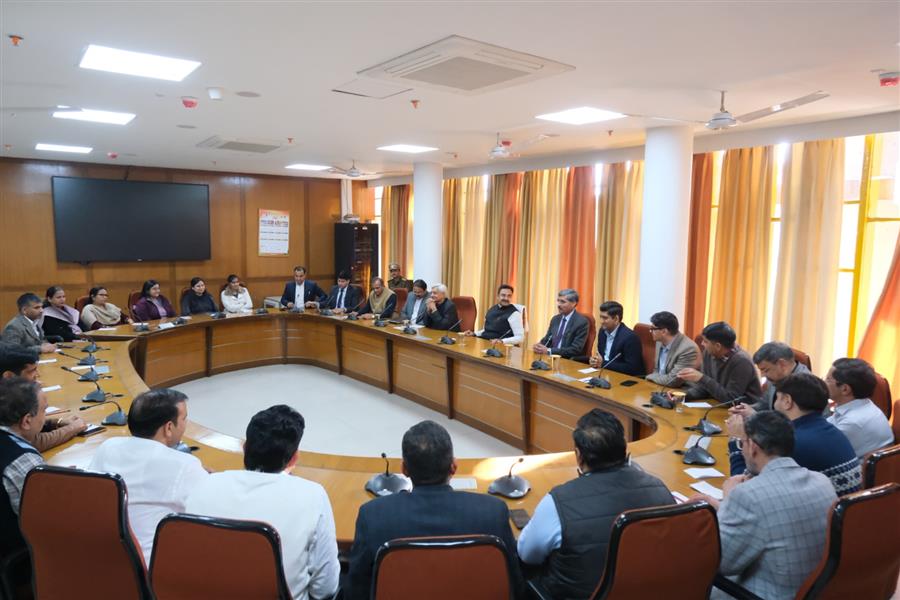 विस अध्यक्ष ने कर्मचारियों के साथ की प्रबोधन कार्यक्रम की समीक्षा