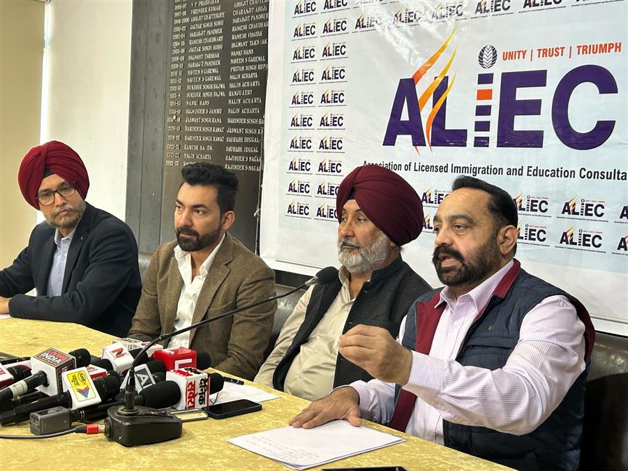 सरकार से इमीग्रेशन सर्विसेज में पारदर्शिता और जवाबदेही को बढ़ावा देने का किया आह्वान
