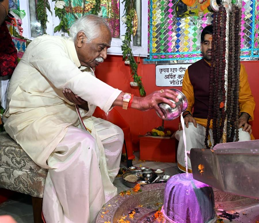 राज्यपाल ने सकेतड़ी मंदिर में पूजा अर्चना कर प्रदेशवासियों के लिए सुख, समृद्धि और खुशहाली की कामना की