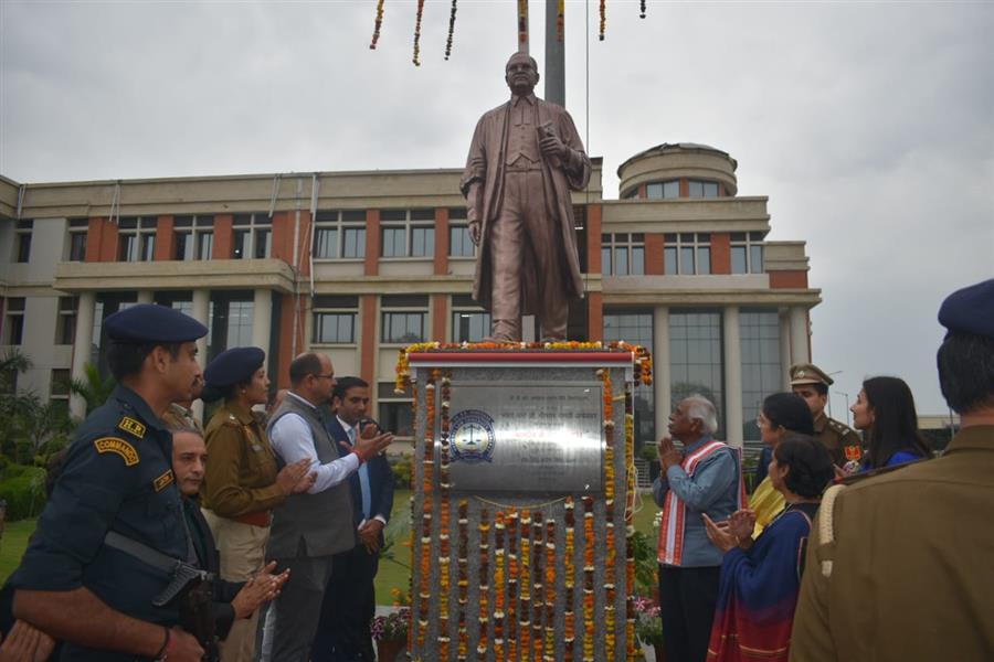 राज्यपाल बंडारू दत्तात्रेय ने राष्ट्रीय विधि विश्वविद्यालय में डॉ. बी आर आंबेडकर की प्रतिमा का किया लोकार्पण  