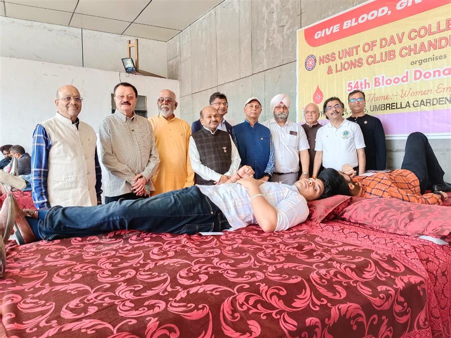 अंतरराष्ट्रीय महिला दिवस पर स्टूडेंट्स को पढ़ाया रोड सेफ्टी का पाठ
