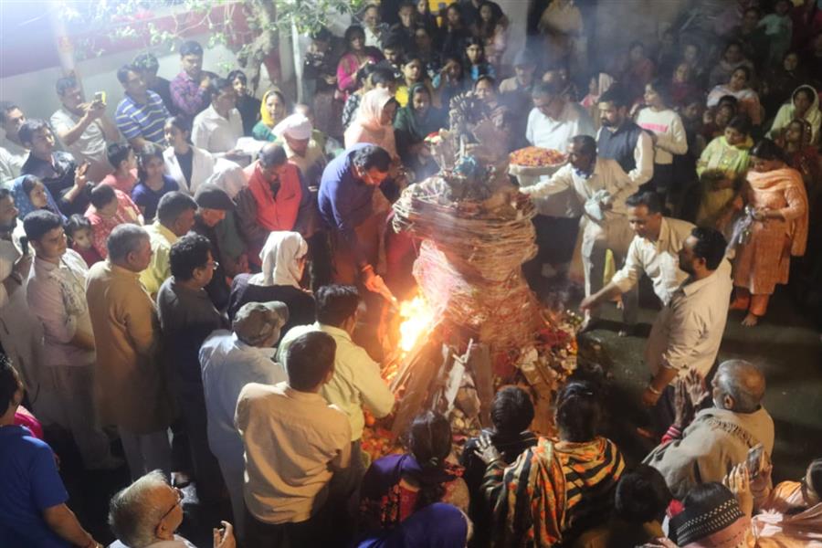 श्री सनातन धर्म मंदिर सेक्टर 46 में हुआ होलिका दहन