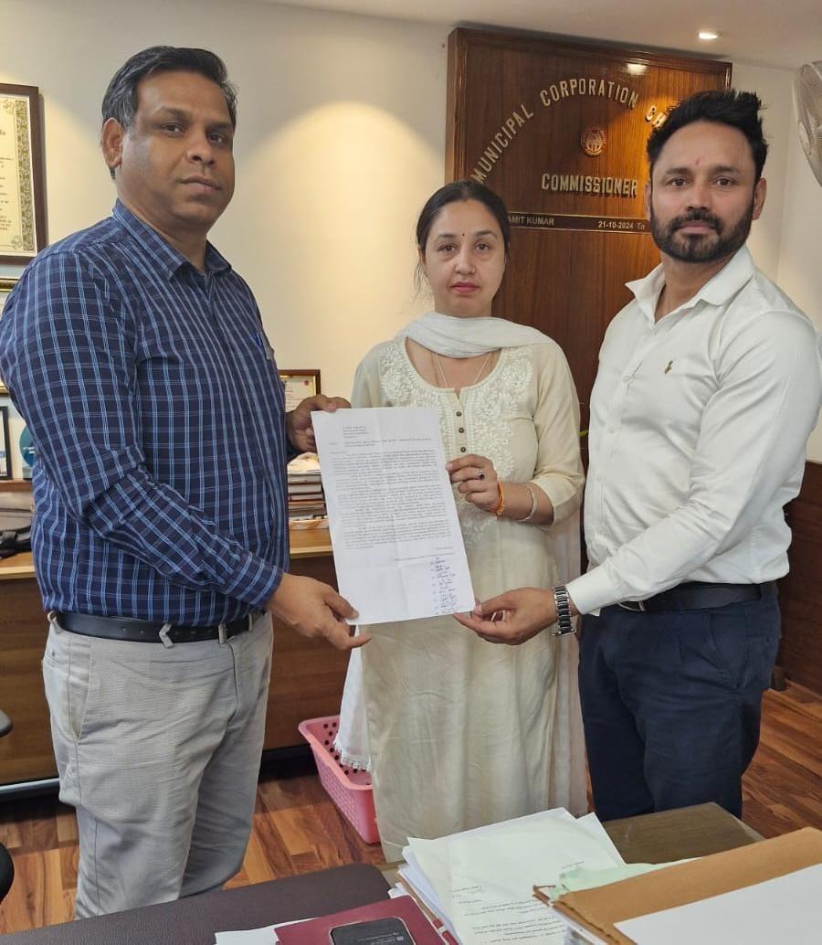 सीनियर डिप्टी मेयर जसबीर सिंह बंटी और डिप्टी मेयर तरुणा मेहता मिली कमिश्नर से उठाया फायरमैन का मुद्दा