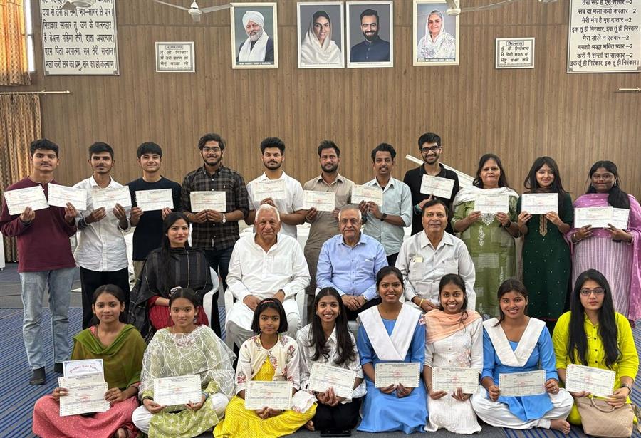 निरंकारी कला एंव संगीत संस्थान में शिक्षा हासिल कर ट्रेनिंग पूरी करने वालों को बांटे सर्टिफिकेट