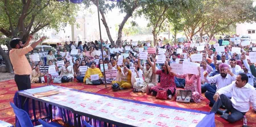 ज्वाइंट एक्शन कमेटी ऑफ टीचर्स ने अपनी मांगों के समर्थन में विरोध प्रदर्शन करते हुए सम्मेलन का आयोजन किया