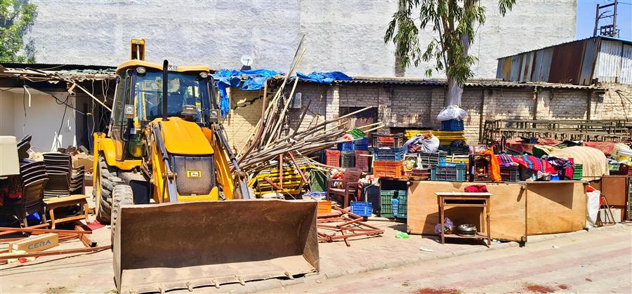 डेमोलिशन की कार्यवाही अधूरी रोक वापस लौटी प्रशासन की टीम