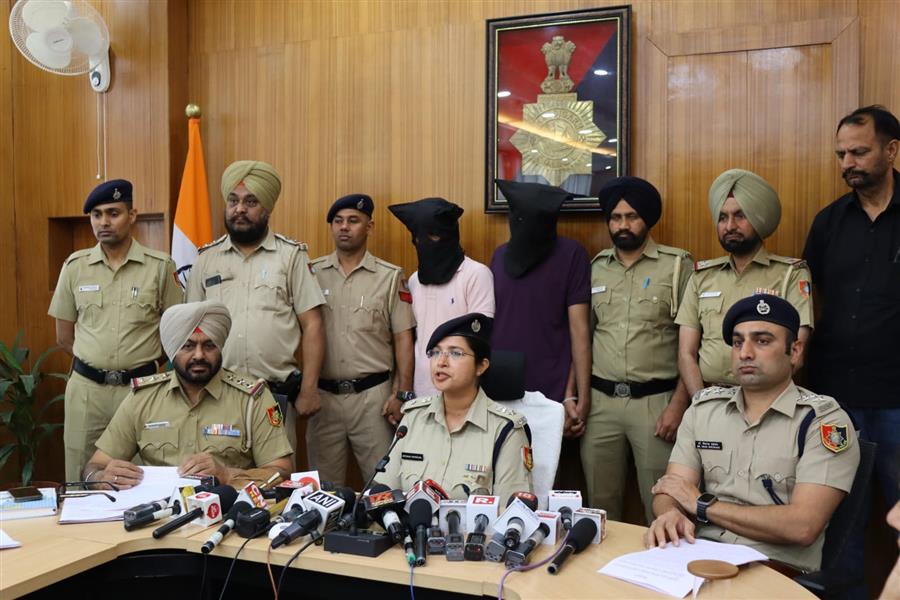 आईएसआई को भेजे सेना के फोटो व वीडियो: ड्रोन से ड्रग्स की सप्लाई, अफ्रीकन महिला भी शामिल, चंडीगढ़ पुलिस ने पकड़ा