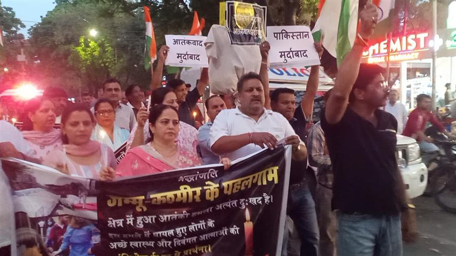 पहलगाम जघन्य हत्याकांड के रोष स्वरूप सेक्टर 32 में कैंडल मार्च