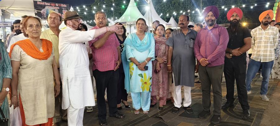 मेयर और भाजपा प्रदेशाध्यक्ष ने सेक्टर 34 डिज्नीलैंड कार्निवाल का किया दौरा