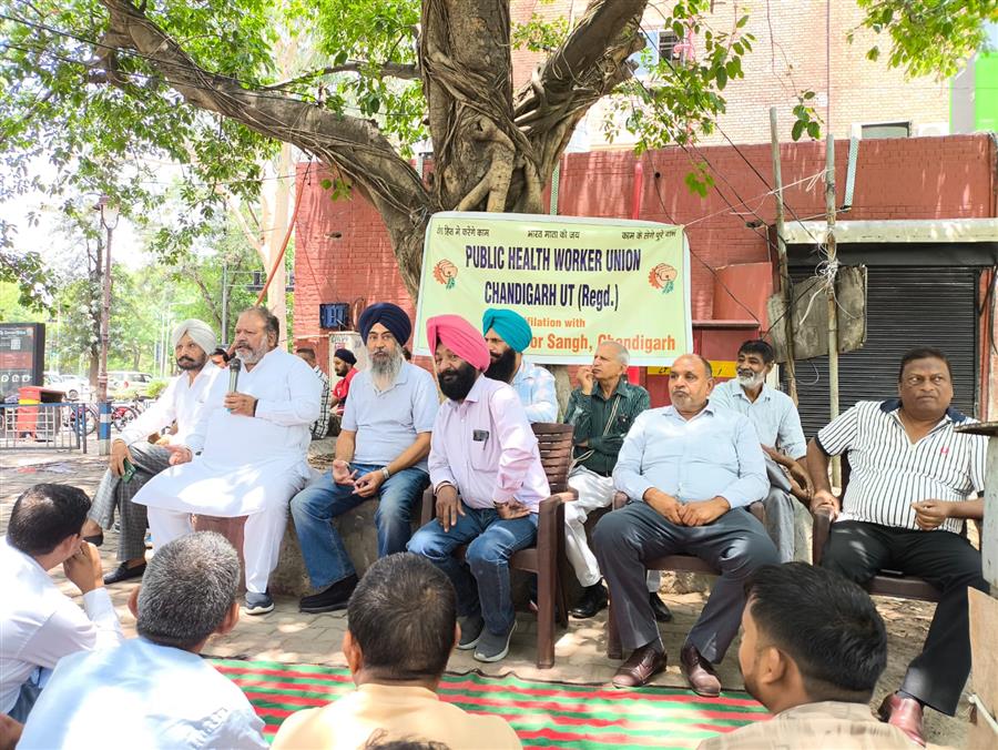 नगर निगम चंडीगढ़ के पब्लिक हेल्थ वर्कर यूनियन के सैंकड़ों आउटसोर्सिंग कर्मचारियों ने निगम के खिलाफ किया रोष प्रदर्श