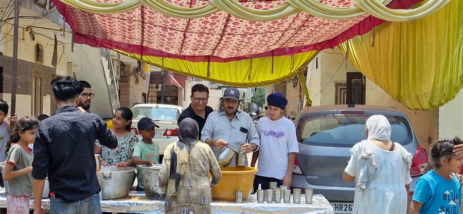 निर्जला एकादशी शुभावसर पर लक्ष्य ज्योतिष संस्थान ने छबील लगा बुझाई राहगीरों की प्यास
