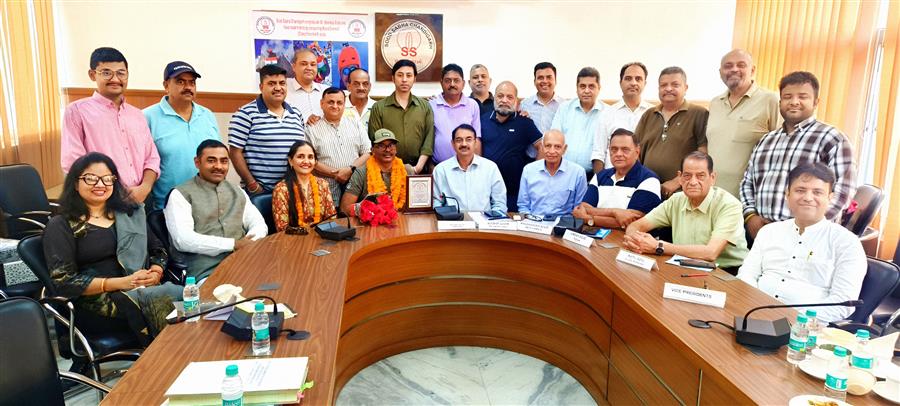 59 वर्ष की आयु में माउंट एवरेस्ट चोटी को फतह करने वाले पर्वतारोही नवदीप सूद का चंडीगढ़ में सम्मान