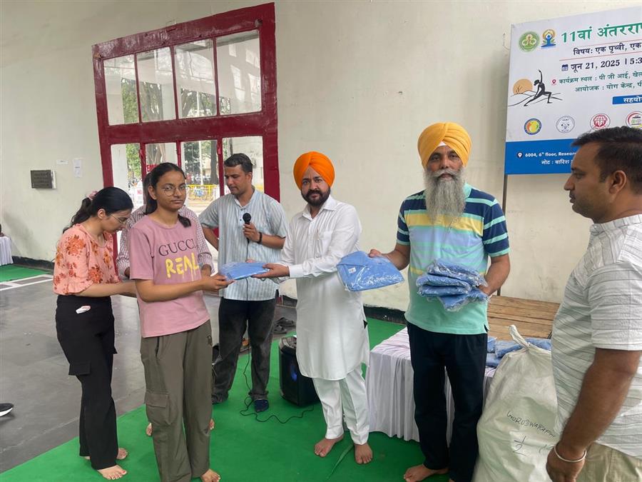 अंतरराष्ट्रीय योग दिवस: नोफल एक उम्मीद चैरिटेबल ट्रस्ट ने पी जी आई वालंटियर्स में डोनेट किए 200 टी शर्ट