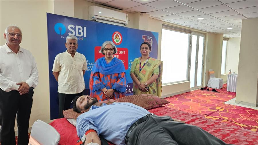 भारतीय स्‍टेट बैंक ने सेक्‍टर-35 में आयोजित किया रक्‍तदान शिविर