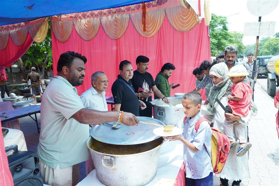 सावन के शुभावसर पर लगाया कढ़ी-चावल का लंगर