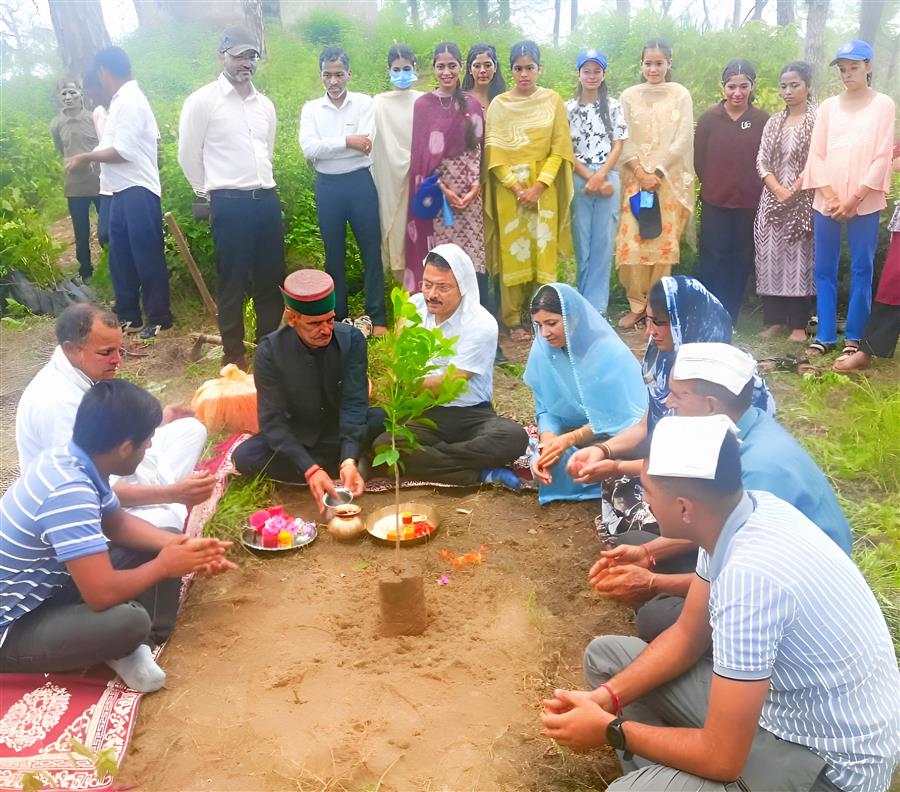 बी.बी.एन. डिग्री कॉलेज, चकमोह और प्राचीन धार्मिक स्थलों में आध्यात्मिक वानिकी महोत्सव आयोजित
