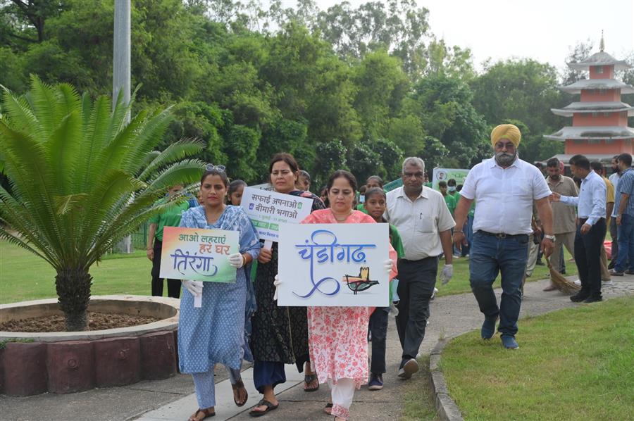 नगर निगम ने जापानीज गार्डन में की साफ सफाई