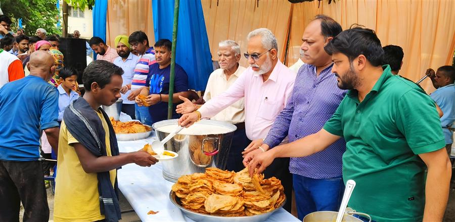 मार्केट वेलफेयर एसोसिएशन, से 31-डी ने श्रावण मास के उपलक्ष्य में खीर-मालपुड़े, आलू-पूरी का लंगर लगाया