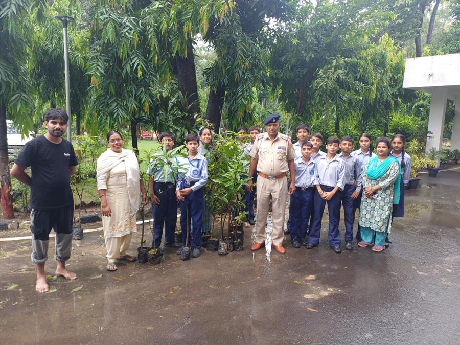 एसबीआई ने पुलिस लाइन सेक्टर 26 में चलाया पौधारोपण अभियान