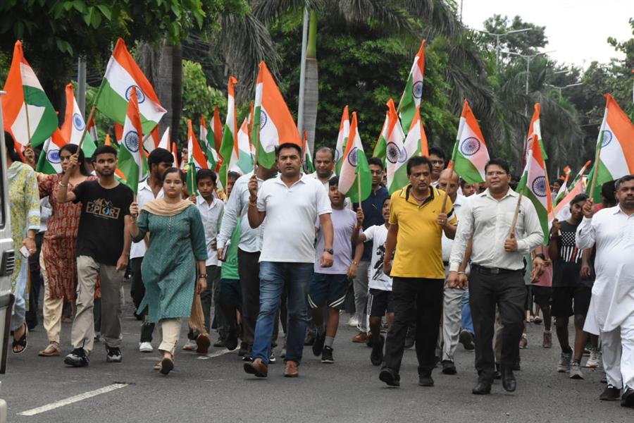 हर घर तिरंगा अभियान : वीर शहीदों व तिरंगा के सम्मान में निकाली गई तिरंगा यात्रा
