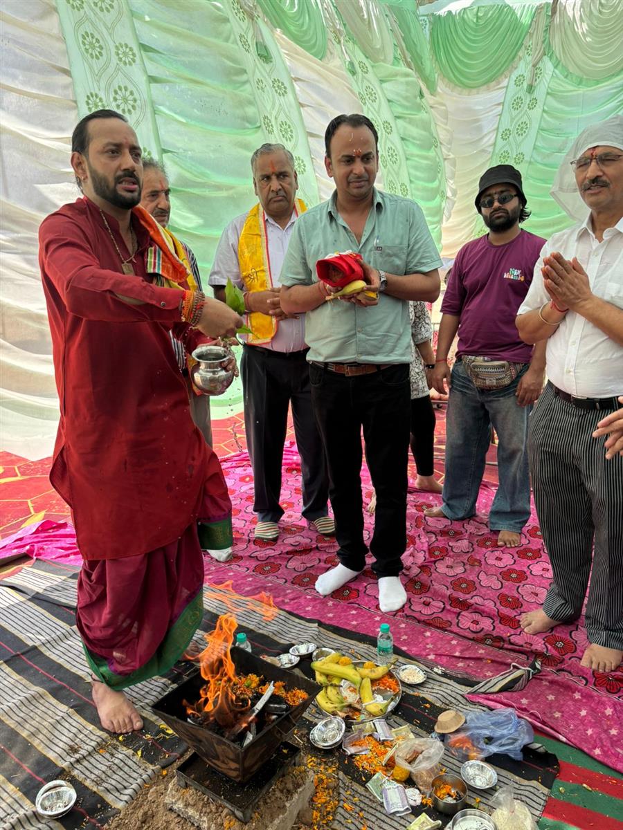 रामलीला 2025 के मंचन के उपलक्ष में ध्वज आरोहण और हवन का कार्यक्रम 