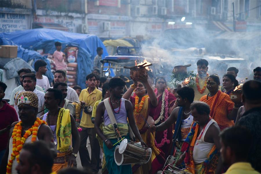 शक्ति कलश, जल कलश, दूध कलश यात्रा और त्रिशूल यात्रा में जीभ में त्रिशूल घोंप दिखाई धार्मिक आस्था