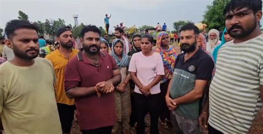 सतलुज दरिया का पुल पार करके बाढ़ग्रस्त गावों में सहायता के लिए आगे आया द यूथ क्लब डंगर खेड़ा