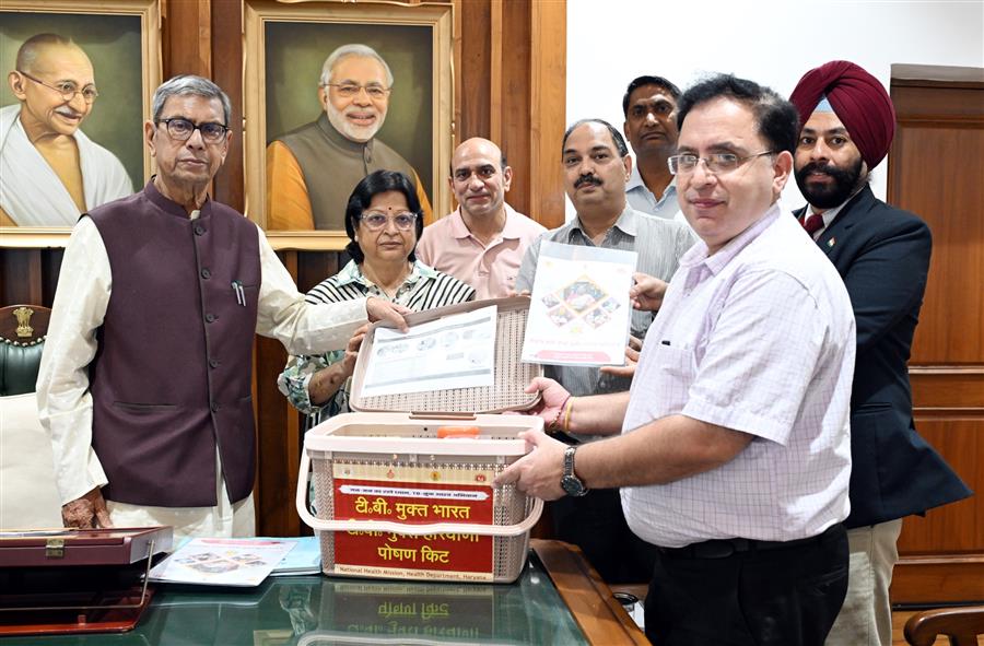 माननीय राज्यपाल हरियाणा प्रो0 असीम कुमार घोष ने 5 टीबी रोगियों को ‘निक्षय मित्र‘ के रूप में अपनाया