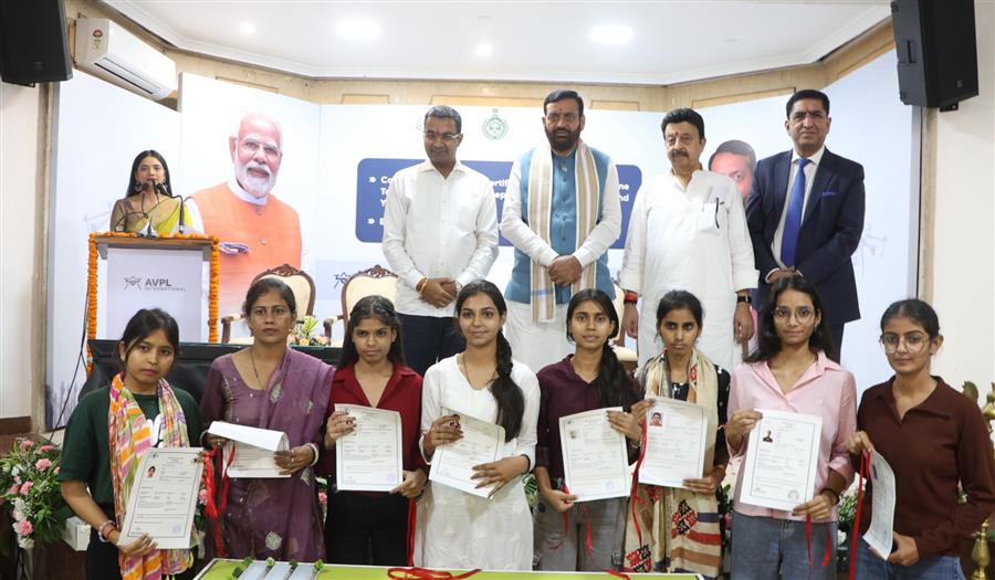 हरियाणा सीएम नायब सिंह सैनी ने 252+ ड्रोन पायलट्स और 136 ड्रोन टेक्नीशियन्स को प्रमाणपत्र देकर किया सम्मानित